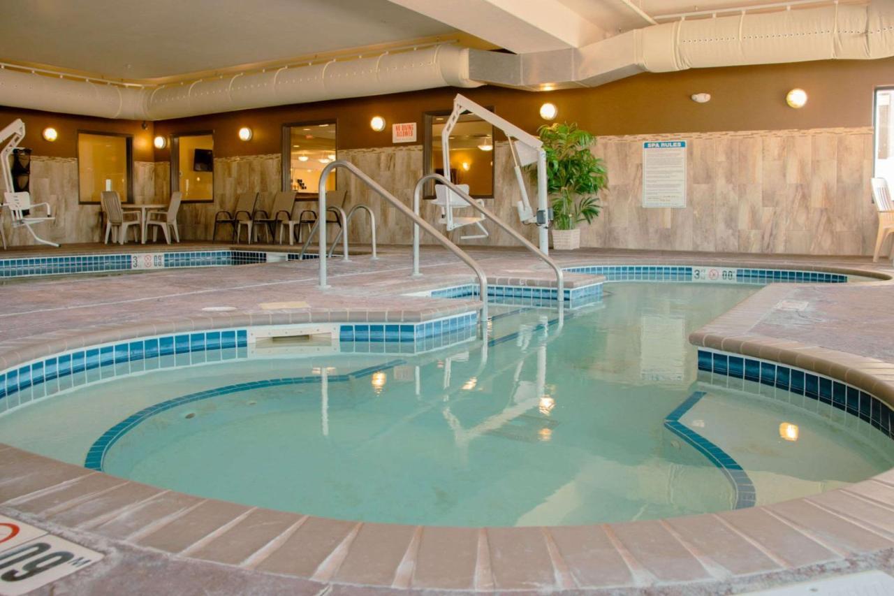 Grand Forks Lodge And Suites Exterior foto