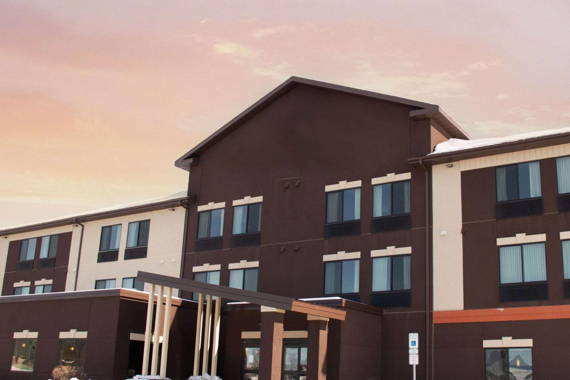 Grand Forks Lodge And Suites Exterior foto